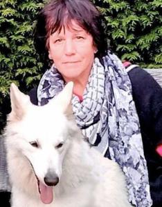 Irma provides tarot reading online about love and relationships.